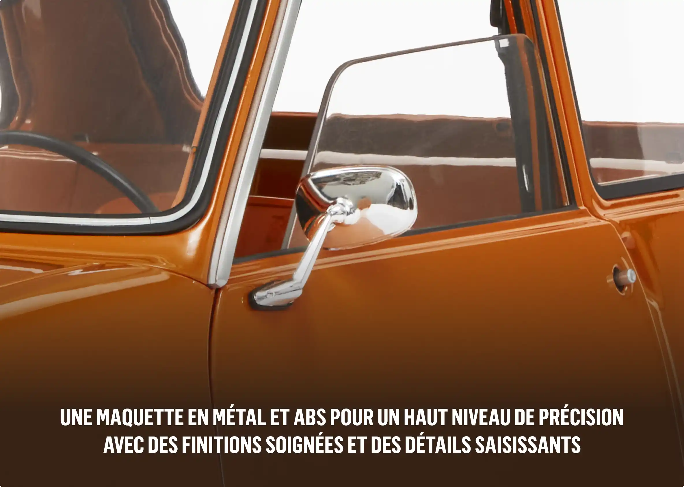 Les portes, le coffre et le capot s’ouvrent pour dévoiler l’intérieur de la voiture et son moteur.