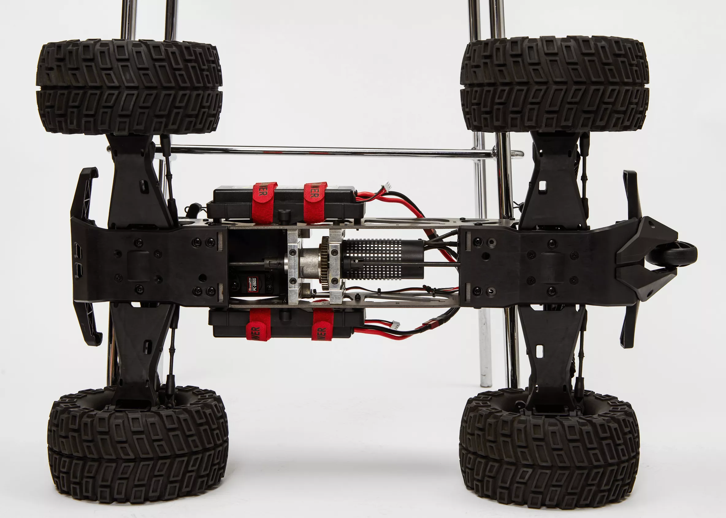 CHÂSSIS EN ALLIAGE LÉGER ET SUSPENSIONS HYDRAULIQUES HAUTE PERFORMANCE